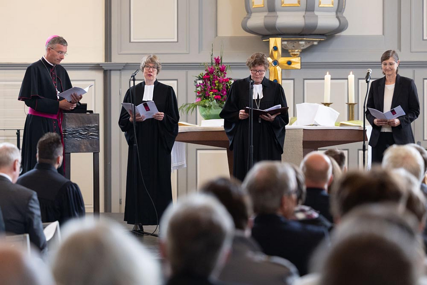 (V.l.): Bischof Dr. Michael Gerber (Bistum Fulda), Studienleiterin Pfarrerin Maike Westhelle (Hofgeismar), Bischöfin Dr. Beate Hofmann, Kirchenvorsteherin Christina Hohmann (Langenselbold)