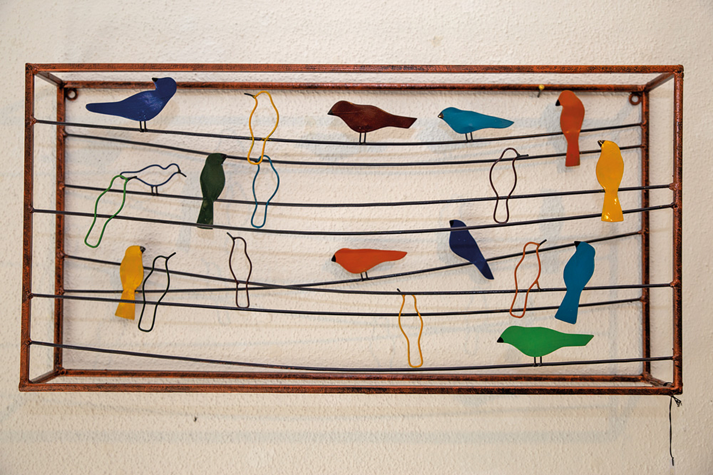 Bunte Vögel auf der Leine als Wandschmuck