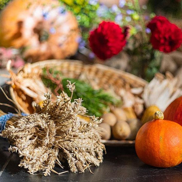 Früchte, Gemüse und Blumen als Erntedankgaben