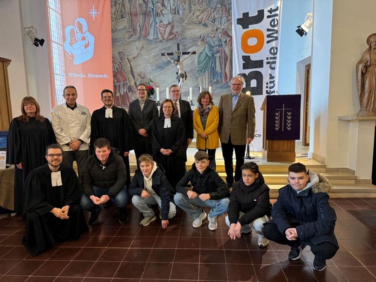 v.l. vorne: Vikar Krug, Konfis, dahinter: Pfarrerin Hofmann-Weiß, Bernd Braun (Bäckerinnung), Dekan Witte-Karp, Brigitte Molter (Zentrum Oekumene), Ulrike Scherf, Detlev Knoche, Claudia Hadj Said (beide Zentrum Oekumene), Kirchenvorsteher Schmandt.