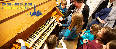 Es gab viel zu entdecken beim Tag der offenen Tür der KMF in Schlüchtern. Unser Foto zeigt Kinderkantorin Annette Fraatz mit Kindern an einer der Orgeln der Fortbildungsstätte. (Foto: medio.tv/schauderna)