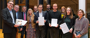Preisverleihung im Haus der Kirche in Kassel (v.l.): Preisträger Olaf Dellit, Dekan i.R. Jürgen Renner, Vorsitzender des Ev. Presseverbandes der EKKW, Laudator Dr. Peter Masuch, Präsident des Bundessozialgerichts a.D. , Laudatorin Bettina Schaefer, hr/Fernsehredaktion, Kassel, Laudator Lothar Bauerochse, hr/Redaktion Religion & Kirche, Preisträger  Raoul Löbbert, Chefkorrespondent Christ und Welt, Laudator Till Schwarze-Thurm, ZEIT Online, Preisträger Stefan Hunglinger, Theologe und freier Journalist für DLF, Spiegel und taz, Christine Lang-Blieffert, stellv. Vorsitzende des EPV, Daria Neu und Valerie Schaub (Redakteurinnen in der Stadt- bzw. Landkreisredaktion der HNA). (Alle Fotos: medio.tv/Schauderna)