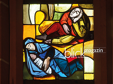 Das Foto zeigt die Krippenszene aus einem Fenster der Evangelischen Stadtkirche von Bad Hersfeld. Es wurde von Hans Gottfried von Stockhausen gestaltet.