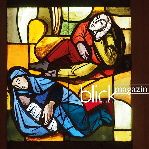 Das Foto zeigt die Krippenszene aus einem Fenster der Evangelischen Stadtkirche von Bad Hersfeld. Es wurde von Hans Gottfried von Stockhausen gestaltet.