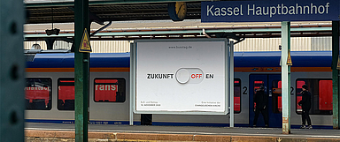 Mit Großplakaten und im Internet wirbt die Evangelische Kirche für den Buß- und Bettag 2020. Unser Foto zeigt ein Plakat am Kasseler Hauptbahnhof. (Foto: medio.tv/Schauderna, Motiv: orangecube)