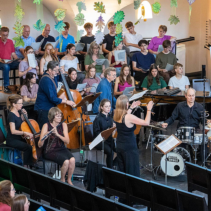Das Kasseler Schöpfungs-Ensemble: Susanne Hartig (Cello), Esther Friedrich (Klarinette) Rolf Denecke (Bass), Constanze Betzl (Flöte), Peter Schindler (Piano) und Olaf Pyras (Schlagwerk) unter der Leitung von Juliane Baumann-Kremzow.