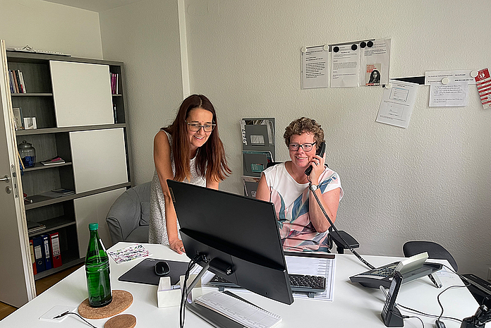 Salome Möhrer-Nolte, die Geschäftsführerin der TelefonSeelsorge Nordhessen e.V.,  zusammen mit Bischöfin Dr. Beate Hofmann. (Foto: medio.tv/Kopec)