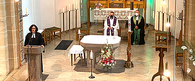Gestalteten den Gedenkgottesdienst (v.l.): Dekanin Eva Brinke-Kriebel vom Evangelischen Kirchenkreis Twiste-Eisenberg, Pfarrer Peter Heuel (Katholische Kirchengemeinde St. Johannes Baptist Bad Arolsen) und Pfarrer Jörg Hebrank (Evangelische Martin Luther Gemeinde Bad Arolsen). Beteiligt waren außerdem Hessens Kultusminister Alexander Lorz, die stellvertretende Schulleiterin der Kaulbachsschule, Sandra Riebeling,  sowie Bürgermeister Marko Lambion. (Foto: Elmar Schulten/Waldeckische Landeszeitung)