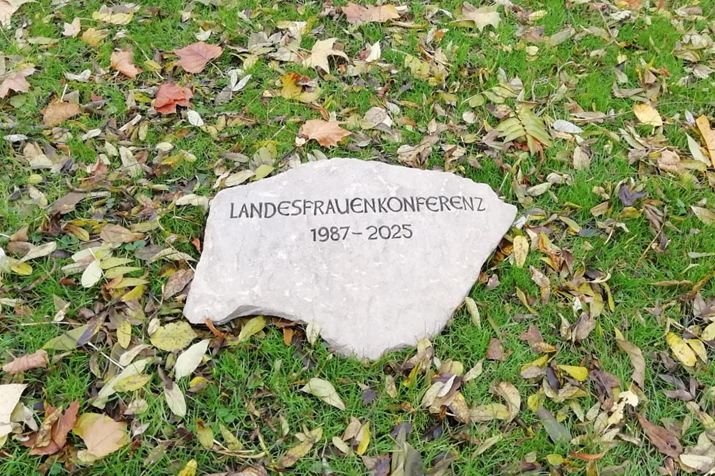 Ein Gedenkstein erinnert an die Landesfrauenkonferenz.