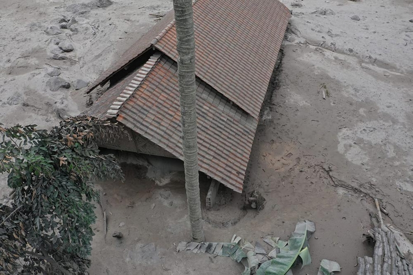 Etwa ein Dutzend Dörfer in der Umgebung des aktiven Vulkans sind teilweise bis zum Dach in Asche versunken und unbewohnbar geworden. (Foto: GKJW) 