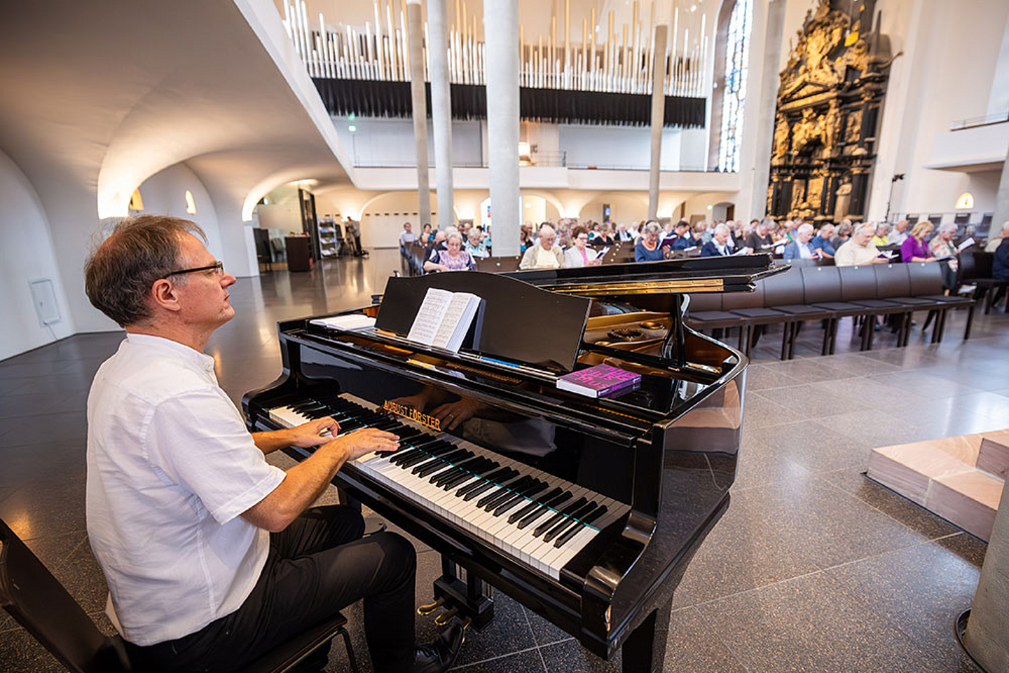 75 Jahre Grundgesetz: Gottesdienst in der Kasseler Martinskirche, am Flügel Kirchenmusikdirektor (KMD) Eckhard Manz. Foto: Karsten Socher.