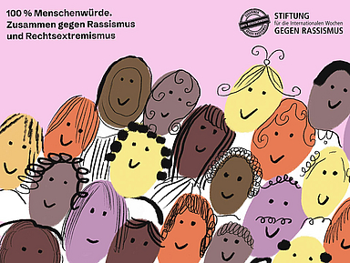 Illustration auf rosafarbenem Hintergrund mit vielen dicht nebeneinander dargestellten, stilisierten Gesichtern. Die Gesichter sind unterschiedlich geformt, verschiedenfarbig gestaltet und vereinfacht gezeichnet. Alle sind frontal dargestellt und ohne individuelle Merkmale wie Kleidung oder Umgebung. Links oben steht der Schriftzug „100 % Menschenwürde. Zusammen gegen Rassismus und Rechtsextremismus“. Rechts oben ist das Logo der Stiftung für die Internationalen Wochen gegen Rassismus zu sehen. Das Motiv vermittelt Vielfalt, Gleichwertigkeit und gemeinsames Engagement gegen Ausgrenzung.