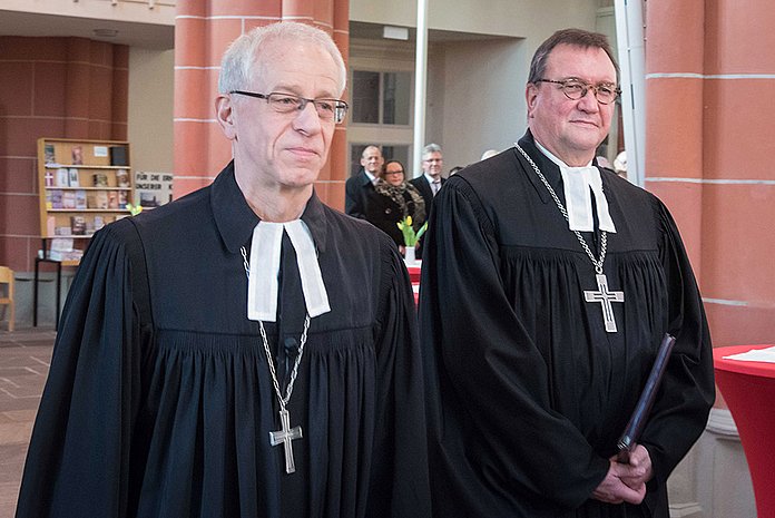 Propst Helmut Wöllenstein (l.), der den Bischof der Landeskirche, Prof. Dr. Martin Hein (r.), im Sprengel Marburg vertritt. Unser Foto zeigt beide im Vorstellungsgottesdienst in Homberg/Efze. (Foto: medio.tv/Balzer)