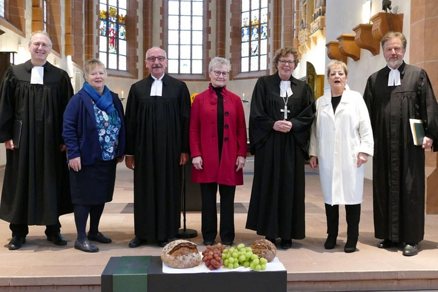 Gestalteten den Gottesdienst in der Hanauer Marienkirche (v.l.): Pfr. Dr. Werner Kahl, Inge Rühl, Pfr. Horst Rühl, Christel Sippel, Bischöfin Dr. Beate Hofmann, Stadtverordnetenvorsteherin Beate Funck und Dekan Dr. Martin Lückhoff.(Foto: Sascha Leonhardi)