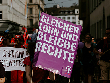 Seit 1975 wird der Internationale Frauentag auf Beschluss der Vereinten Nationen am 8. März begangen. Bis heute demonstrieren Frauen weltweit an diesem Tag für Gleichberechtigung. Unser Foto zeigt einen Demonstrationzug für Frauenrechte.