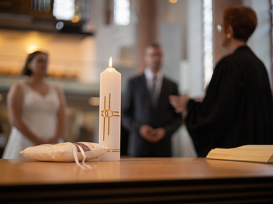 Ein Paar während der Trauung in einer Kirche. 