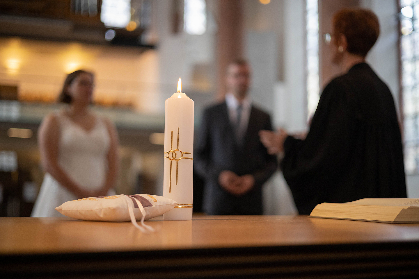 Ein Paar während der Trauung in einer Kirche. 