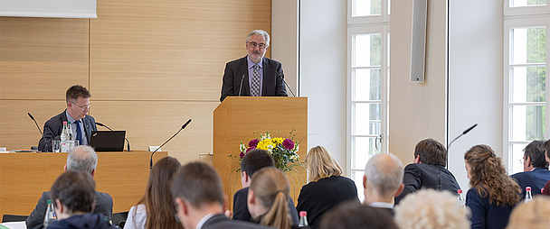 Dr. Thomas Zippert, landeskirchlicher Koordinator, bei seinem Bericht zum Thema «Sexualisierte Gewalt». (Foto: medio.tv/Schauderna)