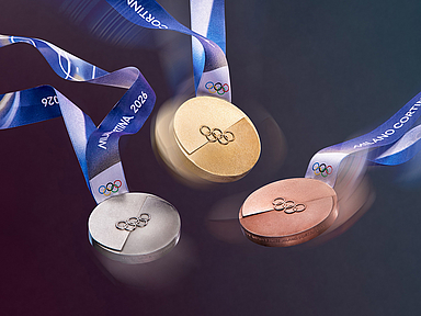 Im Februar 2026 richten sich die Augen der Sportfans weltweit auf Norditalien, wo rund 2.900 Athleten aus etwa 90 Ländern ihren Olympia-Traum verwirklichen werden. Deutschland schickt 188 Sportlerinnen und Sportler nach Italien. Unser Foto zeigt die Medaillen in Bronze, Silber und Gold.