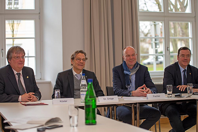 V.l.: Pastor Uwe Köster (Vorsitzender der KEPP), Bischof em. Markus Dröge, Pfarrer Christian Fischer (Stv. Sprecher der EKKW) und Landespolizeipfarrer Werner Schiewek (EKvW) (Foto: medio.tv/Dellit)