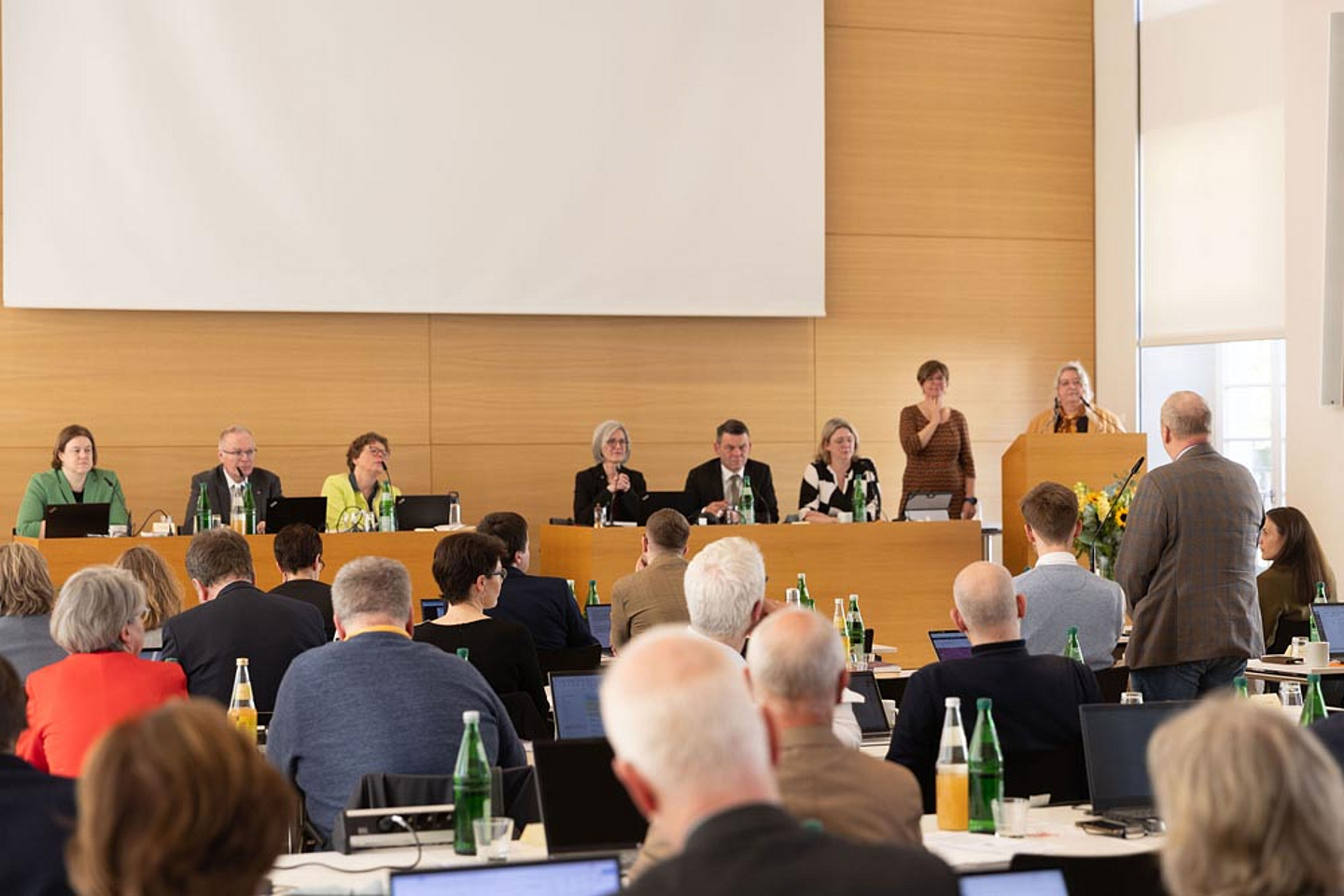 Pfarrerin Sabine Kresse (r.) und Dr. Felicitas Klingler, pädagogische Mitarbeiterin in der Fachstelle zum Umgang mit sexualisierter Gewalt