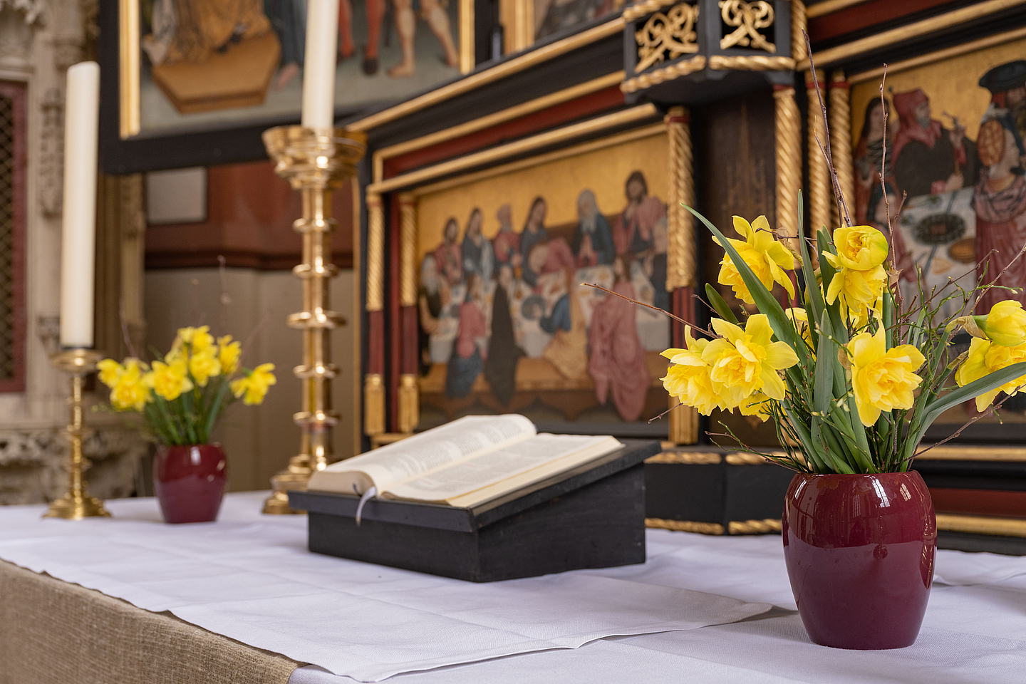 Altar mit Lutherbibel in der Kilianskirche Korbach.