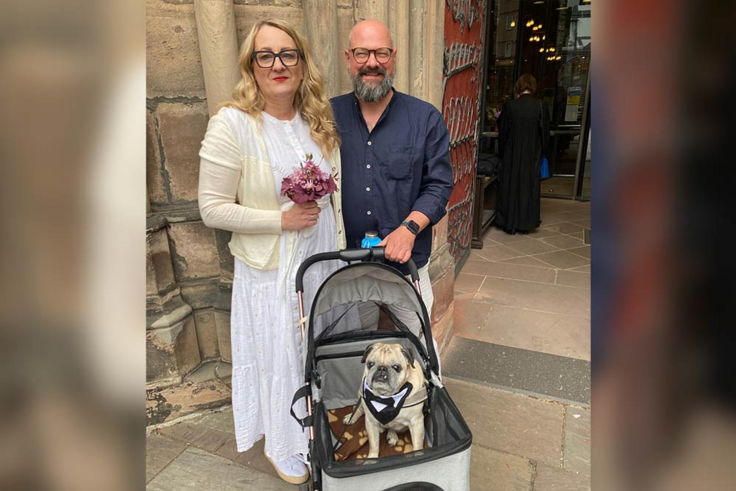 Heike und Benjamin Masuch vor der Marburger Elisabethkirche mit Mops Karl Gustav als Trauzeuge