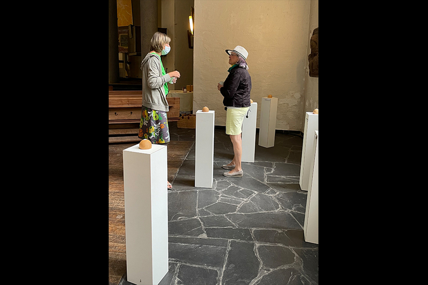 Susanne Ottes Installation «Unsichtbarer Wald»ist das leichteste und im wahrsten Sinne des Wortes flüchtigste Werk in dieser Ausstellung. (Foto: KunstKlusiv)