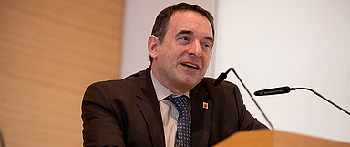 Kultusminister Dr. Lorz vor der Landessynode in Hofgeismar. (Foto: medio.tv/Schauderna)