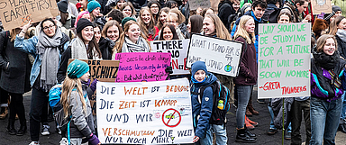 Unter dem Motto «#FridaysForFuture» schließen sich besonders Schülerinnen und Schüler Greta Thunberg an und streiken für den Klimaschutz. Unser Foto zeigt Schüler bei einem Streik Anfang Februar vor dem Kasseler Rathaus. (Foto: medio.tv/Schauderna)