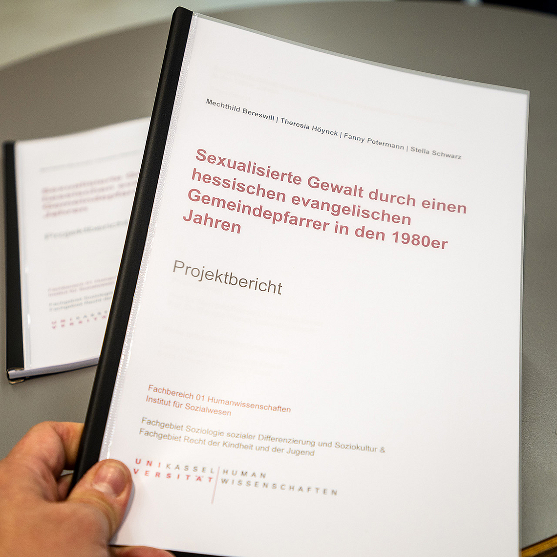 Unser Foto zeigt das Titelblatt der Studie «Sexualisierte Gewalt durch einen hessischen evangelischen Gemeindepfarrer in den 1980er-Jahren»