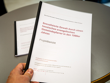 Unser Foto zeigt das Titelblatt der Studie «Sexualisierte Gewalt durch einen hessischen evangelischen Gemeindepfarrer in den 1980er-Jahren»