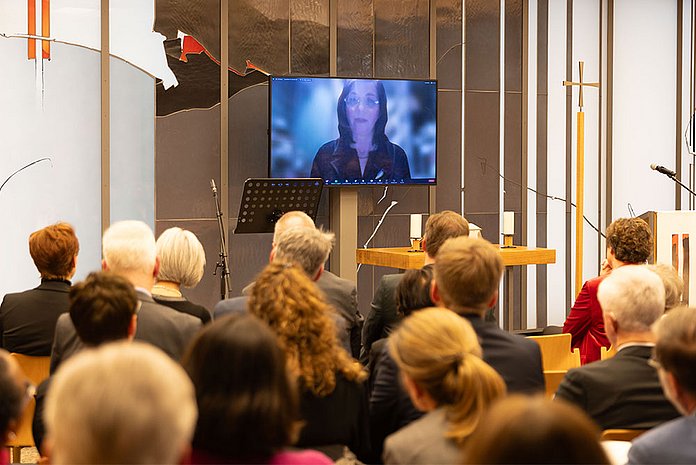 Katrin Göring-Eckardt, Vizepräsidentin des Deutschen Bundestages und ehemalige Präses der EKD-Synode, wurde für ihren Vortrag  digital in den Andachtsraum des Landeskirchenamtes geschaltet. (Foto: medio.tv/Schauderna)
