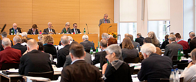 Vizepräsident Dr. Knöppel vor den Synodalen in Hofgeismar. (Foto: medio.tv/Schauderna)