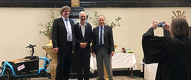 In der der Marburger Universitätskirche: Preisträger Thomas Arndt (Mitte) mit Laudator Pfarrer Dietrich Hannes Eibach (r.) und Dr. Matti Schindehütte, stellv. Dekan des Kirchenkreises Marburg und Pfarrerin Katja Simon (r.). (Foto: Grischa Arndt)