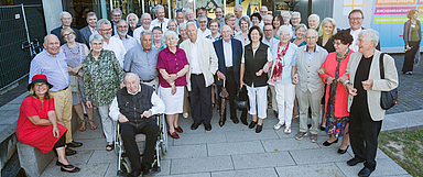 Sommerstimmung vor dem Haus der Kirche in Kassel: Die Emeriti der Landeskirche mit Bischof Martin Hein (2. Reihe, 2. v. r., Foto: medio.tv/Socher)) 
