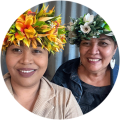 Mutter Tarani Napa (r.) mit Tochter Tevairangi Napa Mutter Tarani Napa (r.) mit Tochter Tevairangi Napa