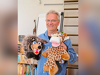 Der Diplom-Pädagoge Magnus von Kortzfleisch mit dem Wolf und der Giraffe in seinem Dienstzimmer in Jesberg. 