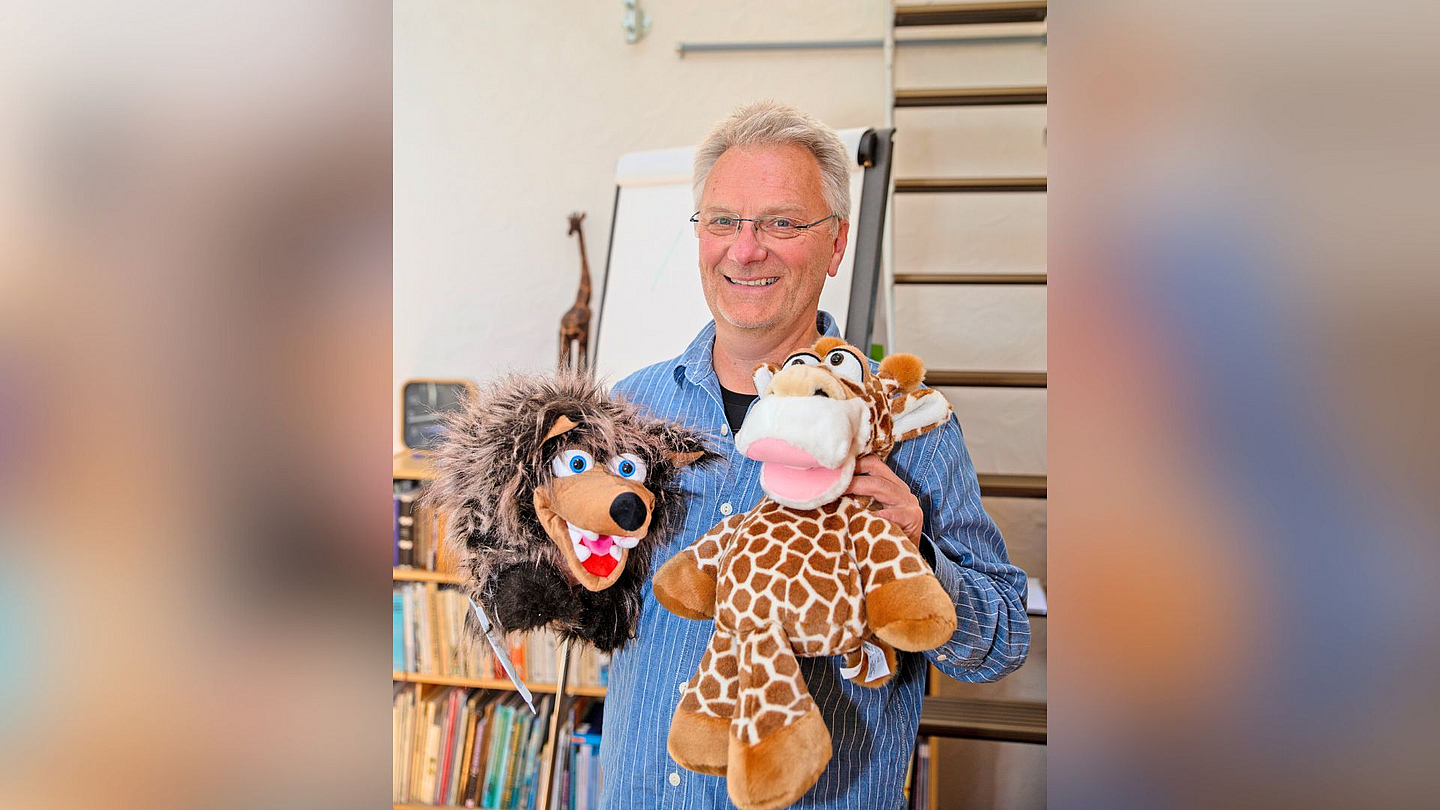 Der Diplom-Pädagoge Magnus von Kortzfleisch mit dem Wolf und der Giraffe in seinem Dienstzimmer in Jesberg. 