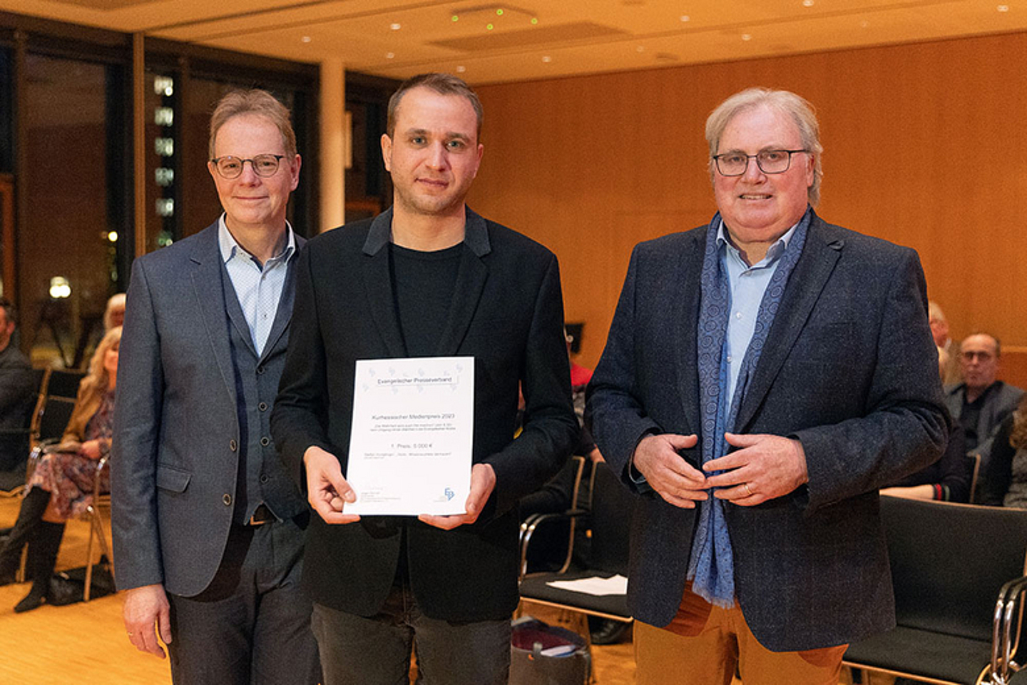 1. Preis: Stefan Hunglinger (Mitte), Theologe und freier Journalist für DLF, Spiegel und taz), Laudator Lothar Bauerochse (l.) hr/Redaktion Religion & Kirche und Dekan i.R. Jürgen Renner (r.), Vorsitzender des Ev. Presseverbandes der EKKW 