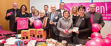 Der Stiftungsvorsitzende Andreas Fehr (7.v.l.) und Bischof Martin Hein (8.v.l.) mit Vertreterinnen und Vertretern der Evangelischen Kirchengemeinde Schlüchtern, die mit 136.000 Euro die höchste Fördersumme erhielt. (Foto: medio.tv/Schauderna)