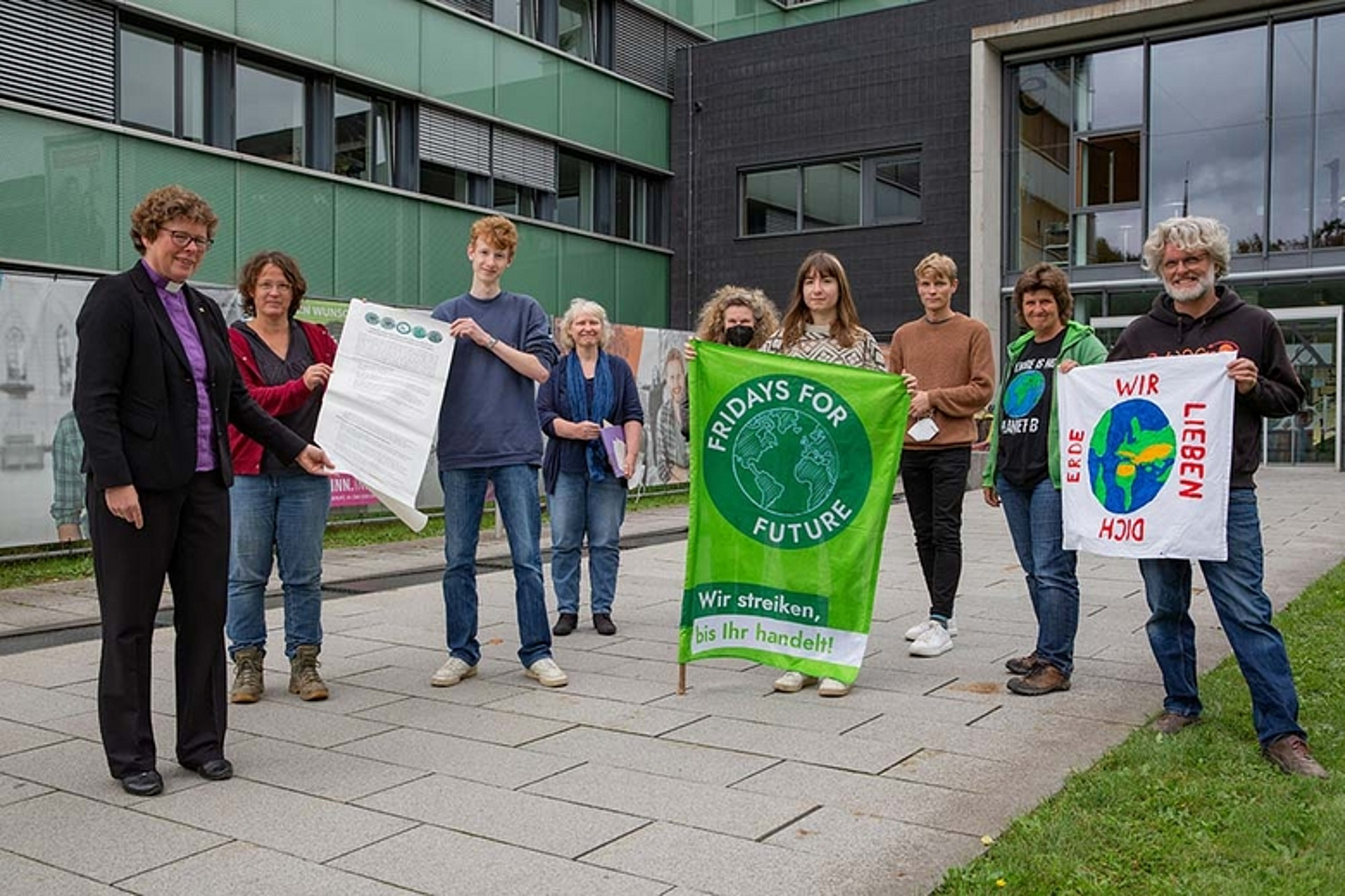 Bischöfin Dr. Beate Hofmann mit der Delegation vor dem Haus der Kirche. (Foto: medio.tv/Schauderna)