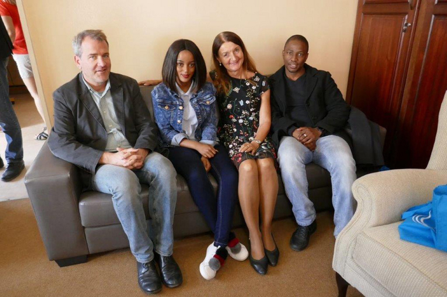 Brinkmann-Weiß und Kappes mit einer Stipendiatin der Ausbildungshilfe und dem Schatzmeister der lutherischen Partnerkirche in Südafrika. (Foto: Ökumenedezernat)