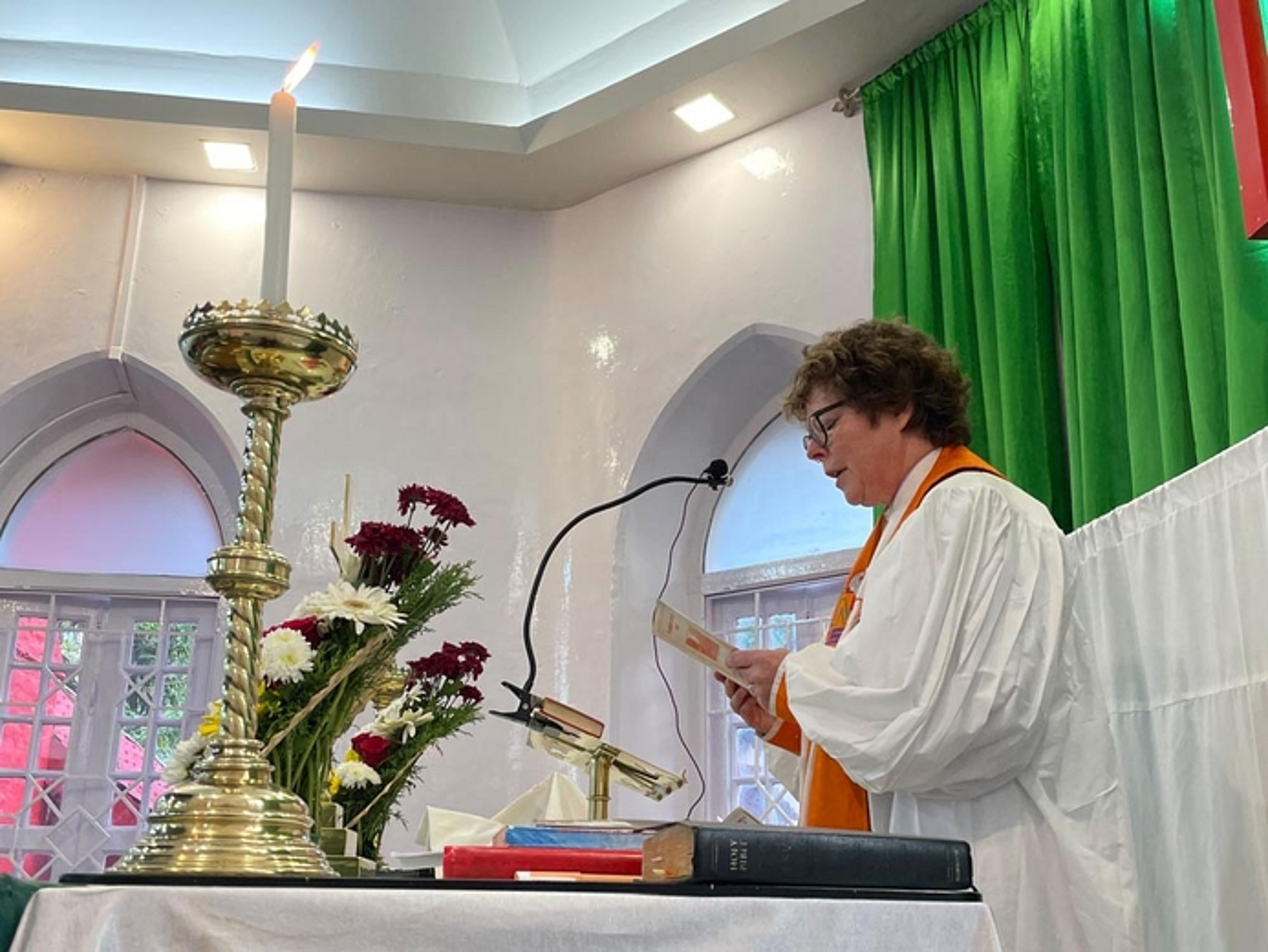 Am 14. Januar: Abendmahlsgottesdienst in St.Andrews, Hubli. Die Bischöfin während der Liturgie. (Foto: Müller)