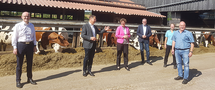 Besuch im Milchviehbetrieb der Familie Schmal in Waldeck-Sachsenhausen. Unser Foto zeigt u.a. Bischöfin Beate Hofmann (Mitte), Kirchenpräsident Volker Jung (2.v.l.) und Hartmut Schneider (3.v.r). (Foto: EKKW)
