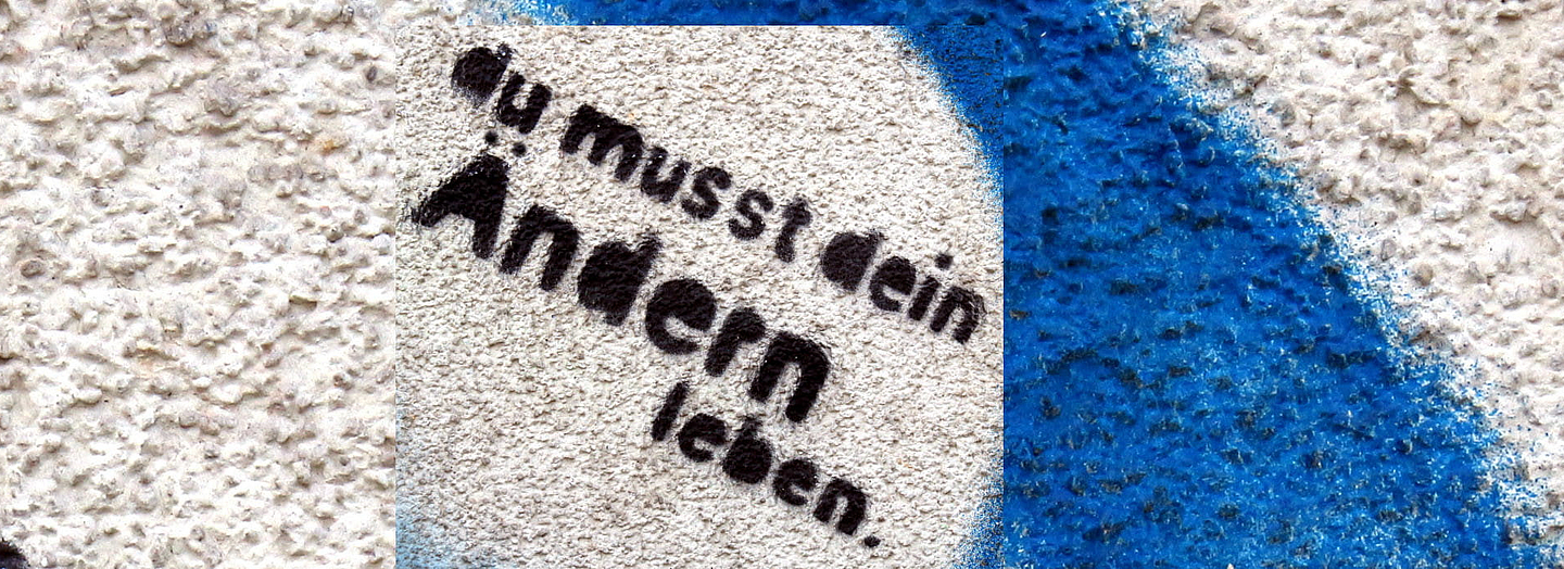 Graffiti aus rauh-weißer Wand: "Du musst dein Ändern leben", Fotomotive: Peter Weidemann, pfarrbriefservice.de (Collage: CB)