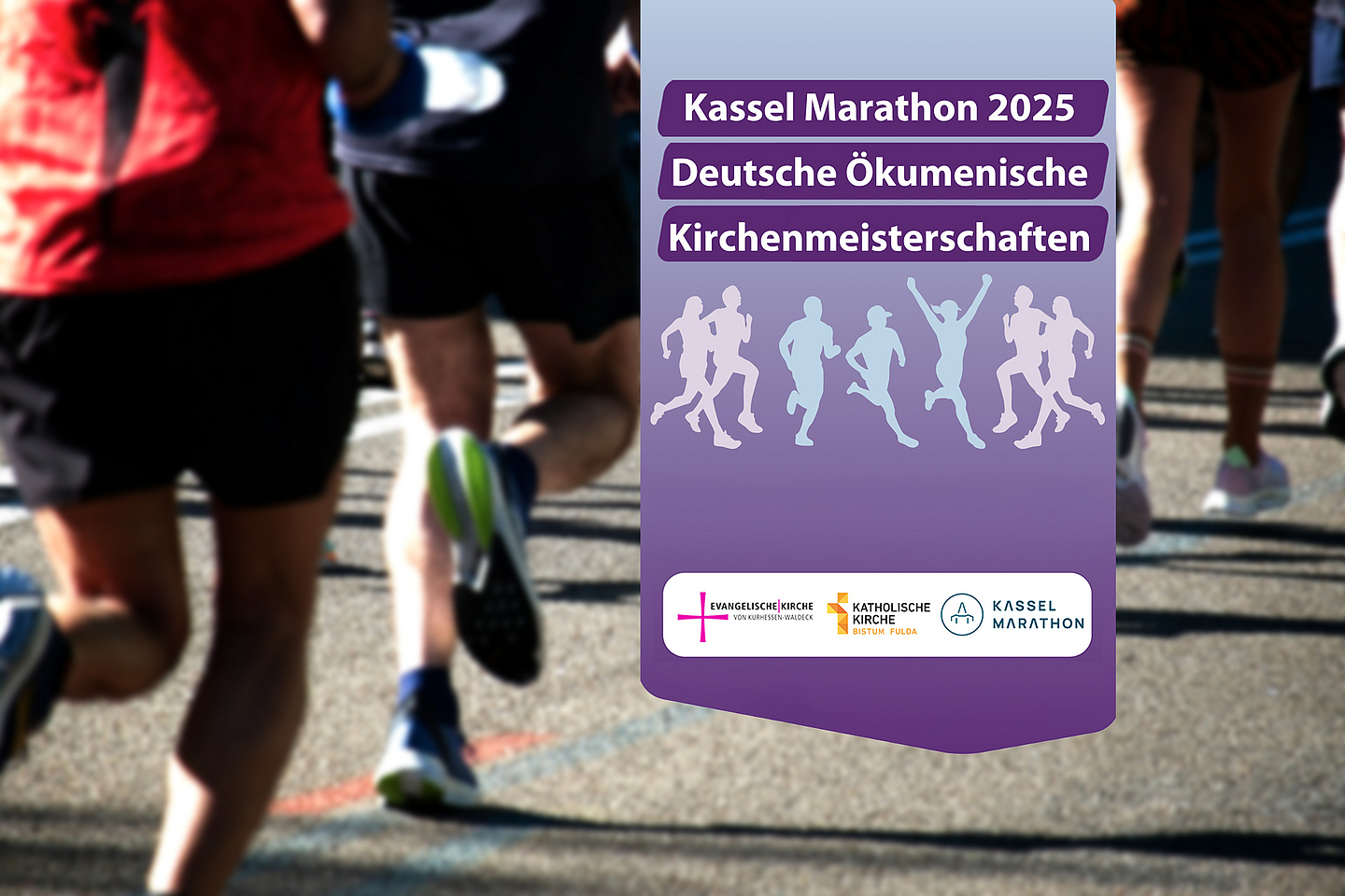 Gruppe von Läufer:innen beim Marathon auf einer Straße; rechts im Bild ein Banner mit der Aufschrift „Kassel Marathon 2025 – Deutsche Ökumenische Kirchenmeisterschaften“ und Logos der Evangelischen Kirche, der Katholischen Kirche und des Kassel Marathons.