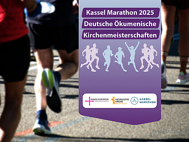 Gruppe von Läufer:innen beim Marathon auf einer Straße; rechts im Bild ein Banner mit der Aufschrift „Kassel Marathon 2025 – Deutsche Ökumenische Kirchenmeisterschaften“ und Logos der Evangelischen Kirche, der Katholischen Kirche und des Kassel Marathons.