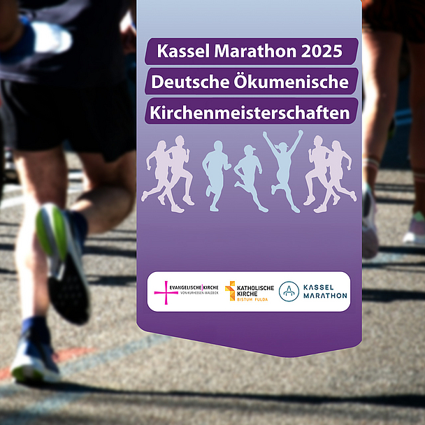 Gruppe von Läufer:innen beim Marathon auf einer Straße; rechts im Bild ein Banner mit der Aufschrift „Kassel Marathon 2025 – Deutsche Ökumenische Kirchenmeisterschaften“ und Logos der Evangelischen Kirche, der Katholischen Kirche und des Kassel Marathons.