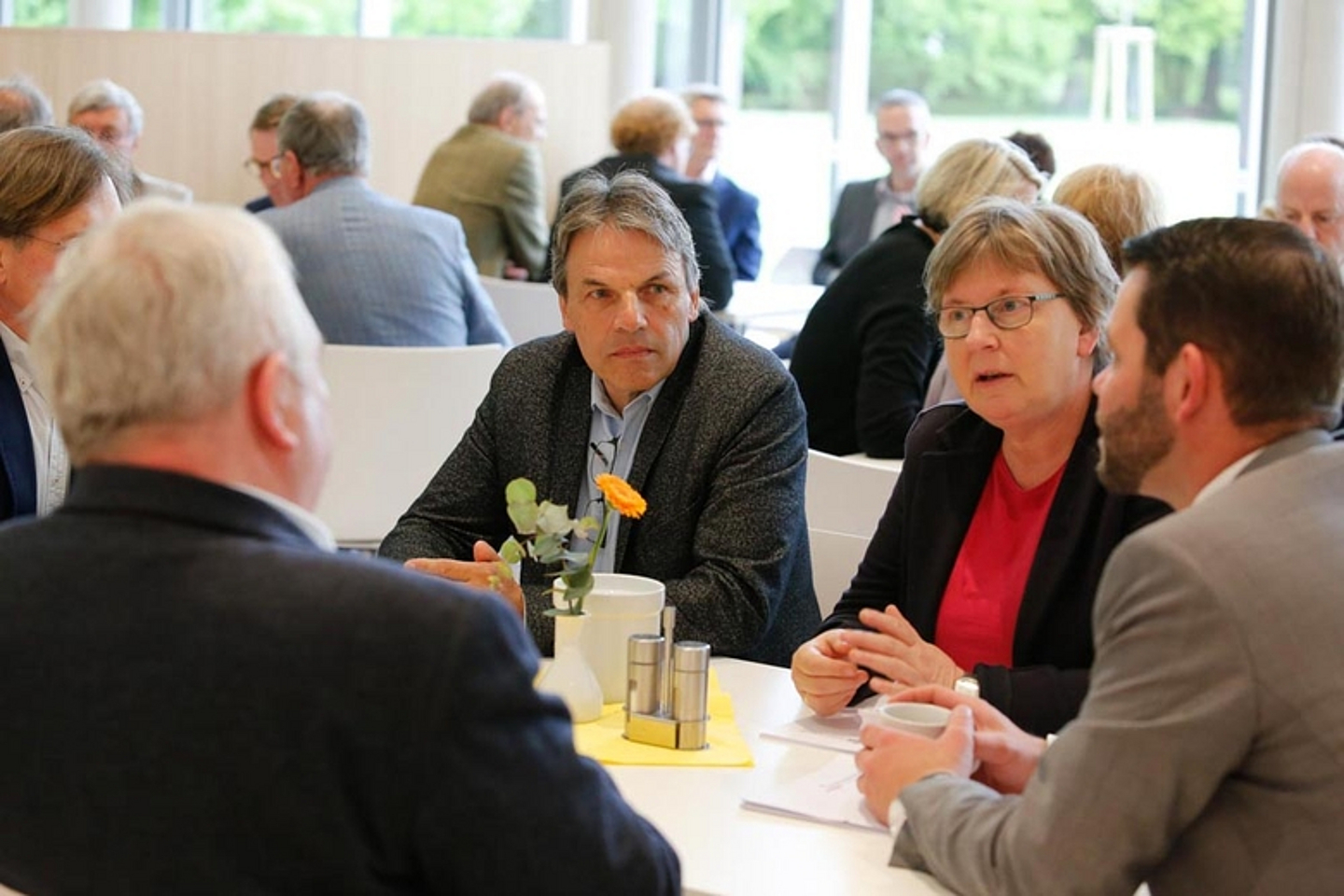 In Arbeitsgruppen wurden anschließend die Themen des Berichts vertieft und Konsequenzen diskutiert. (Foto: medio.tv/Schauderna)